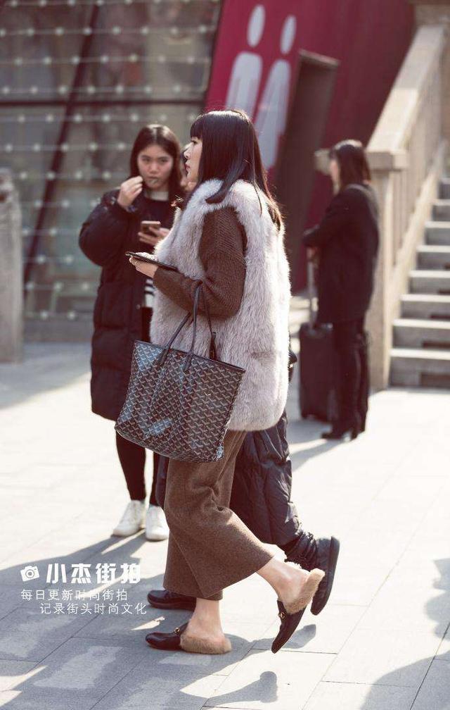 武汉街拍,军绿色风衣+黑色卫衣与格仔衣,叠穿