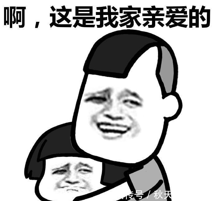 在火车站候车厅,一哥们路过把一美女行李箱上美女肉包子图片