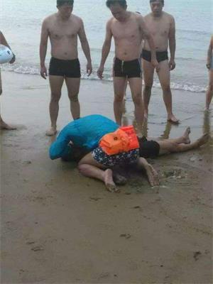 游泳在水中窒息, 小伙救上来做人工呼吸, 自己却