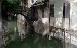 房屋临水而建,桥梁越水而过,活生生的一幅