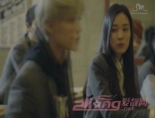 鹿晗旁边这个女孩<em>是谁</em>呢?剧情版<em>mv</em>里的,好羡
