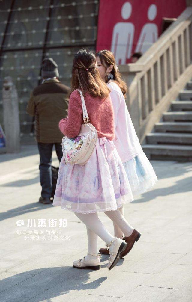 武汉街拍,军绿色风衣+黑色卫衣与格仔衣,叠穿