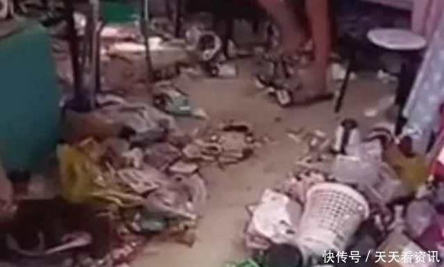 女大学生宿舍中传出异味,宿管阿姨来查寝,推开