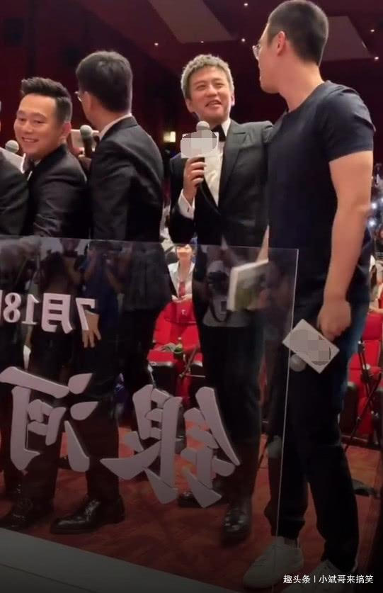 有一种跑男情叫邓超朱亚文活动现场两人窃窃私语成为全场焦点