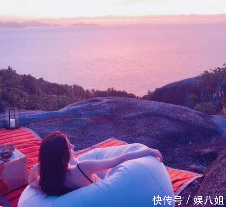 迪丽热巴晒背影照,肩颈美背白皙诱人,女明星的