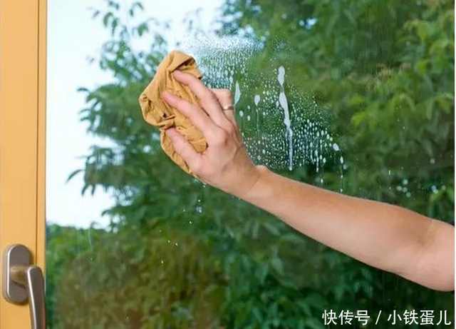 保洁阿姨说窗户玻璃这样擦,常年干净明亮下雨