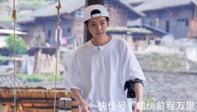 《向往3》韩新海报 大裤破洞鞋 上身时尚下身接地气