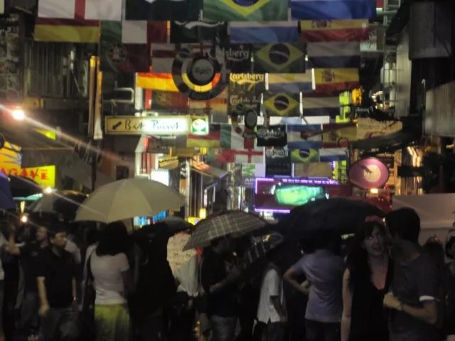 你在家直播看世界杯爽歪歪, 香港同胞望眼欲穿