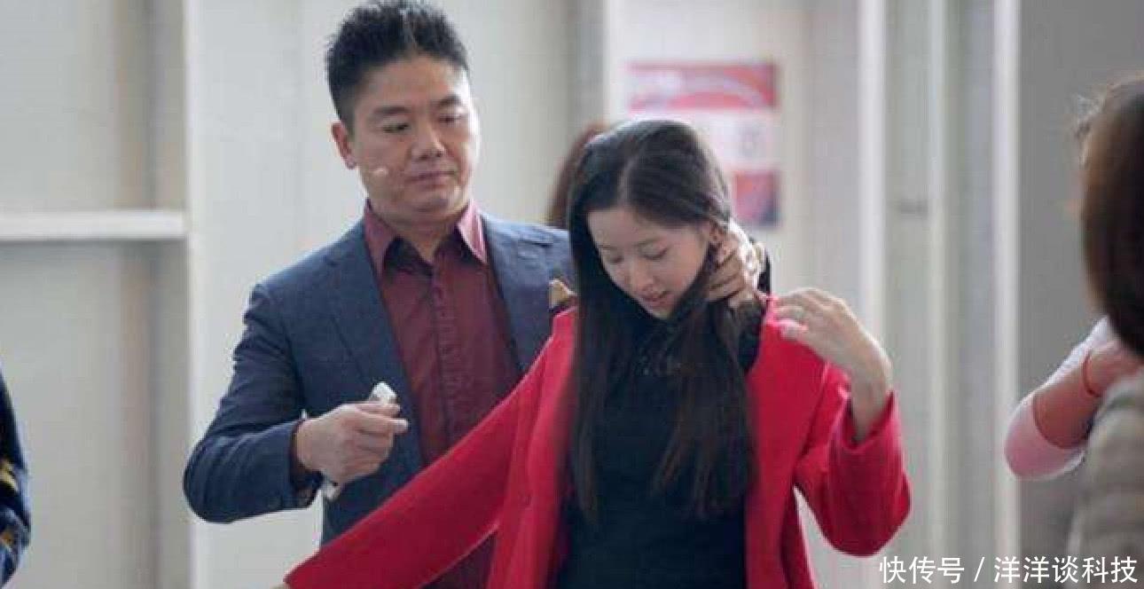 刘强东章泽天合体现身,有谁注意到刘强东手部