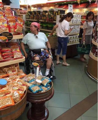 洪金宝近照曝光身材清减，自曝把太太允许他娶二奶当做减肥动力