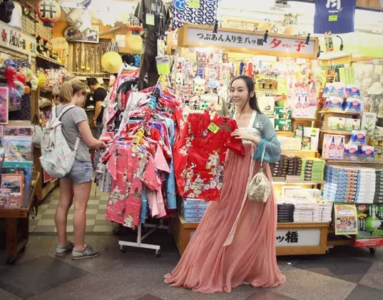 在日本一年四季穿汉服的中国女生,被日本人捧