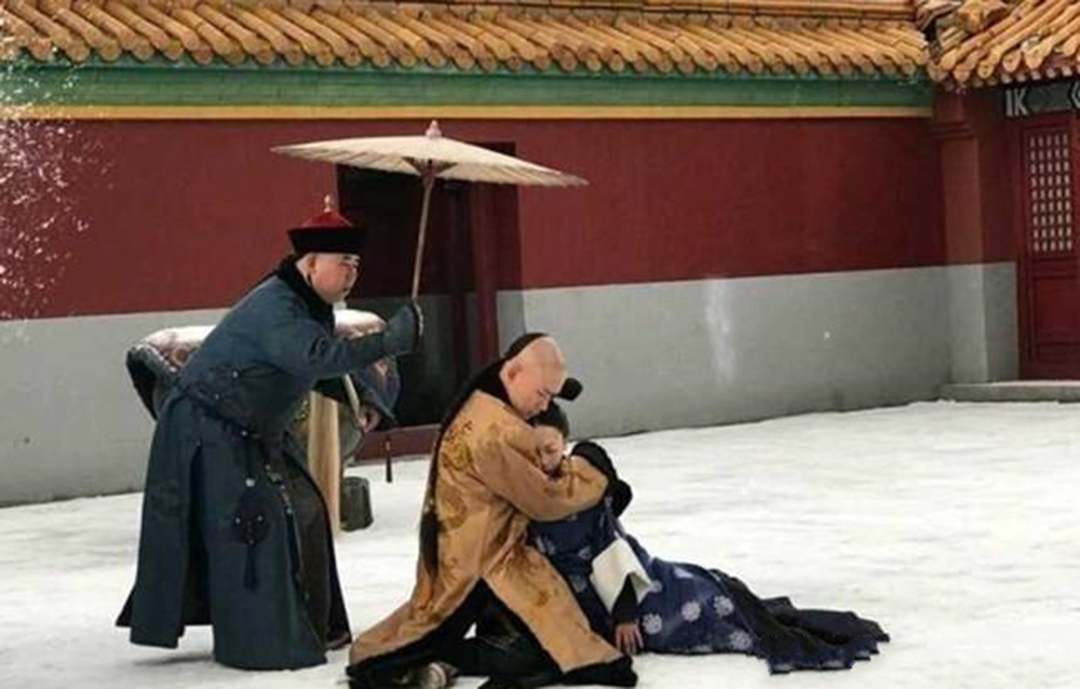 延禧攻略:傅恒被迫大婚当日,璎珞冒着风雪跪着