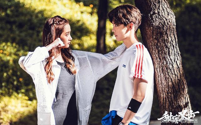 鹿晗关晓彤主演的《甜蜜暴击》预告片首发,网
