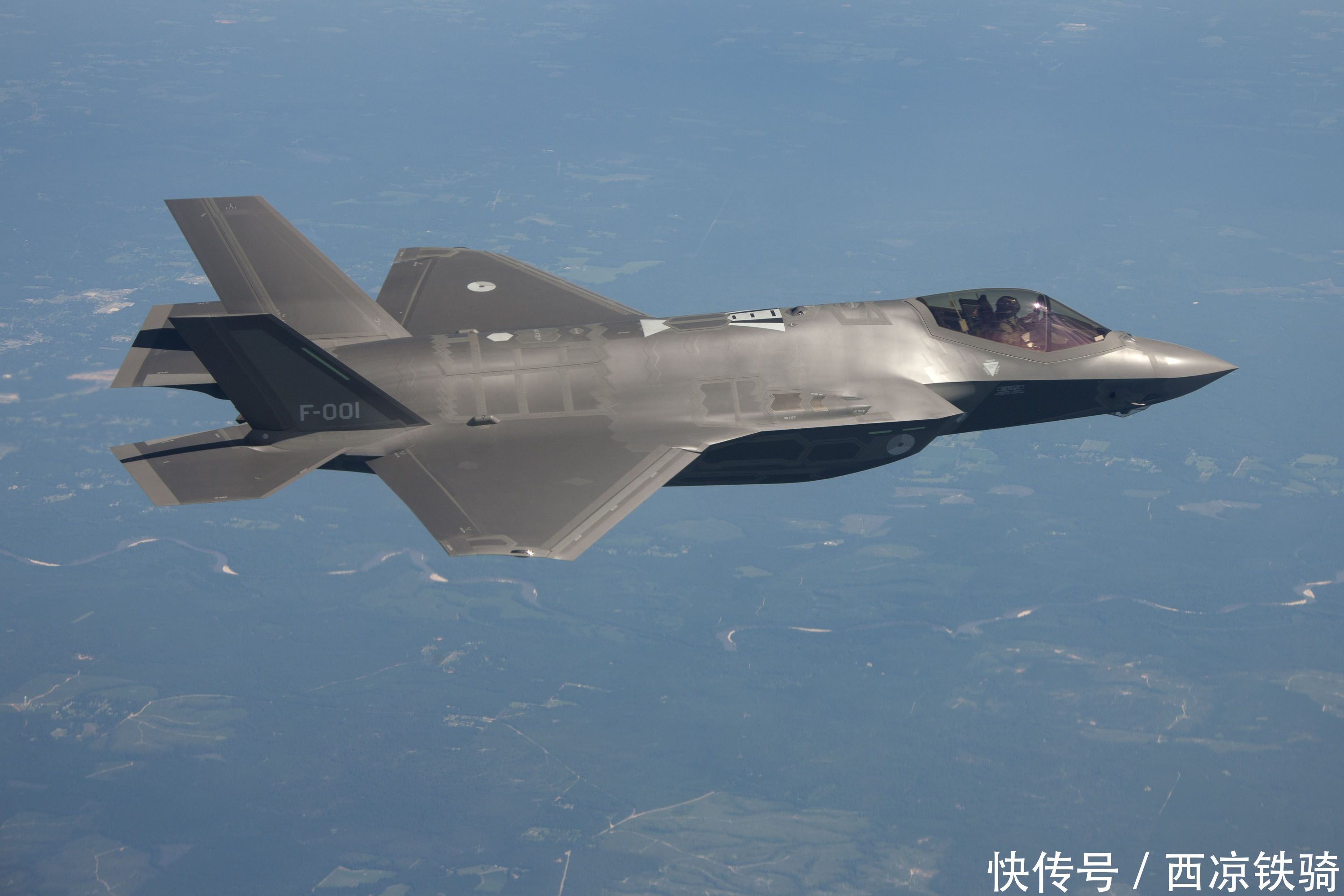 一款可作轰炸机用的舰载机,F18大黄蜂战斗机