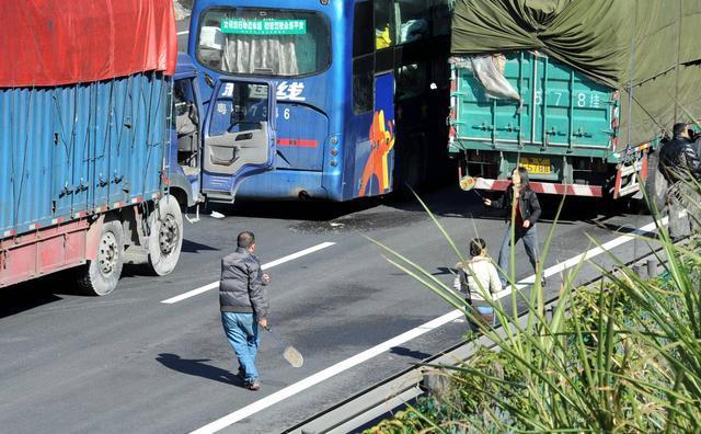 一个人坐车坐船坐凳子猜成语_一个人坐船的图片
