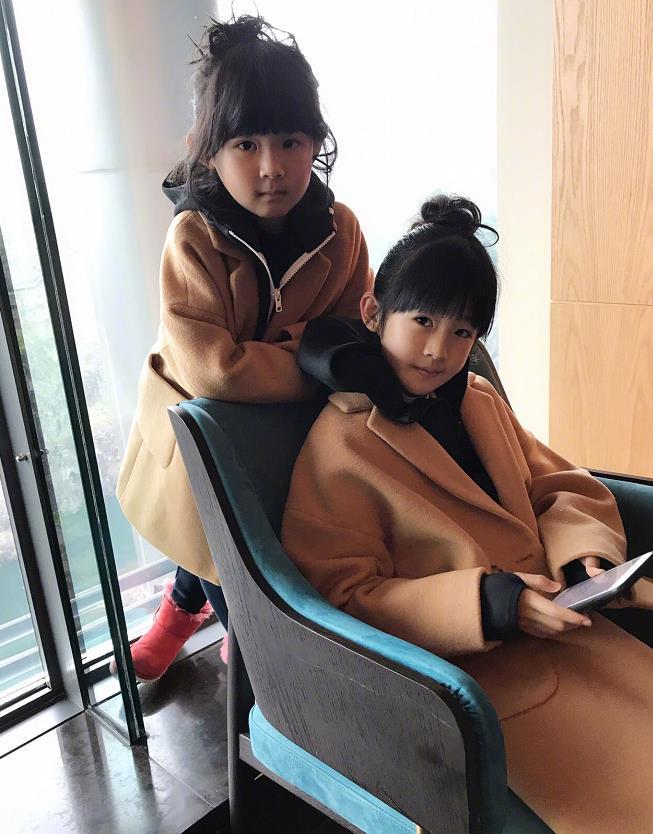 42岁陆毅晒两女儿照片,网友感叹基因的强大,妹