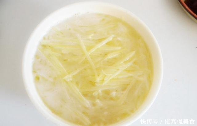 炒土豆丝,不要直接下锅,牢记这2点,土豆丝既不