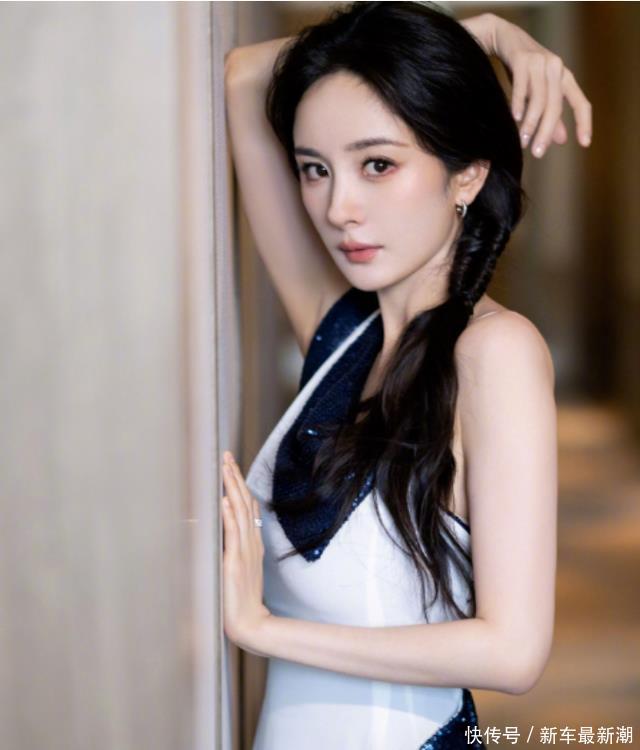 杨幂泳装照曝出，大号雪白双乳犹如艺术品展露无遗，不愧是大幂幂 - 360娱乐，你开心就好