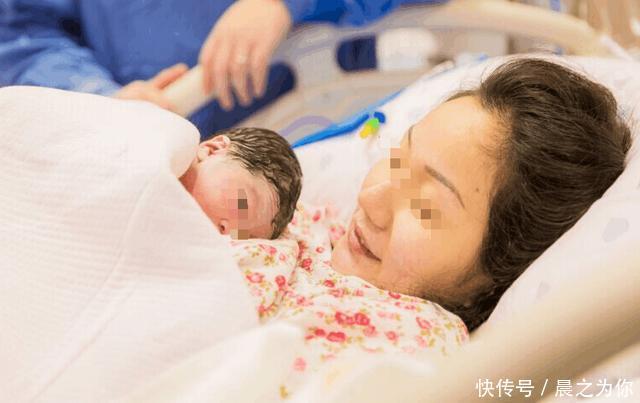 生完女儿坐月子,半夜发现不见月嫂和婆婆,推开书房门她俩跪下了