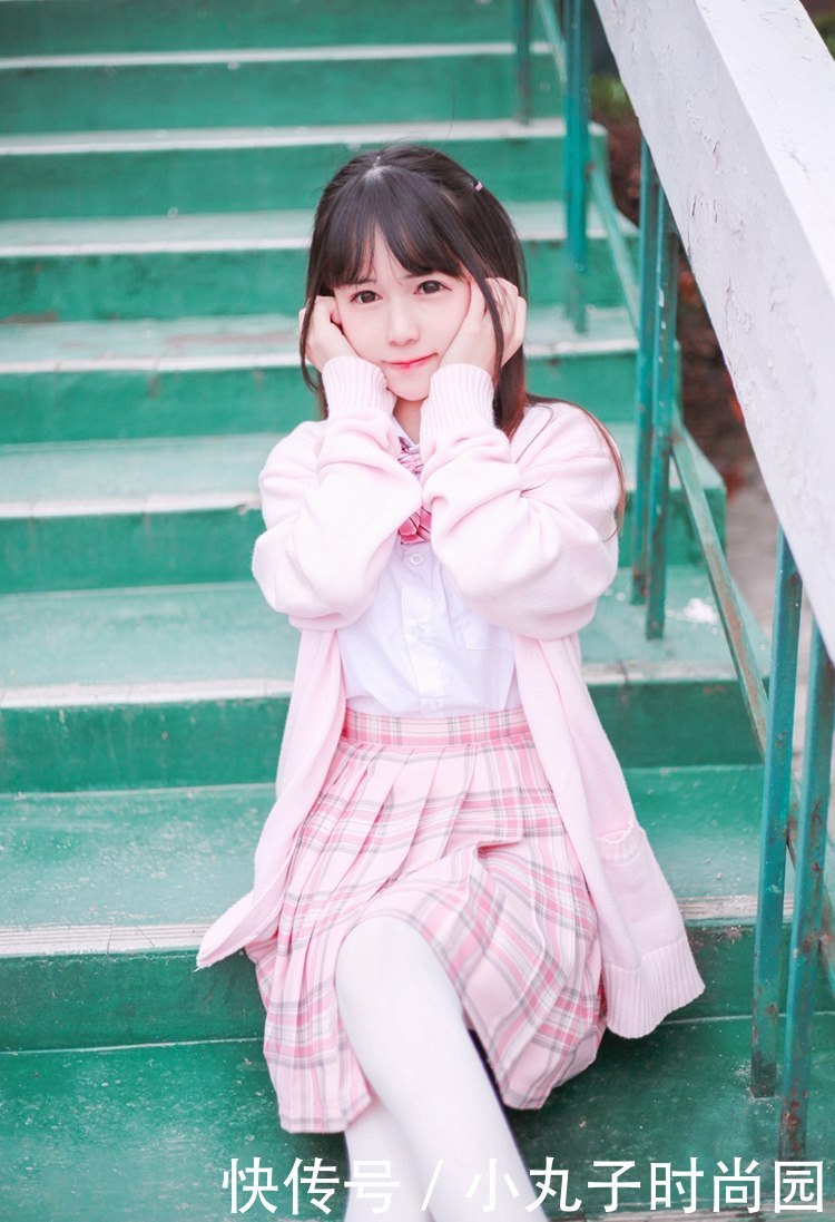 性感美女时尚写真,粉嫩a美女美女白丝盛开樱花少女自我安憵图gif图片