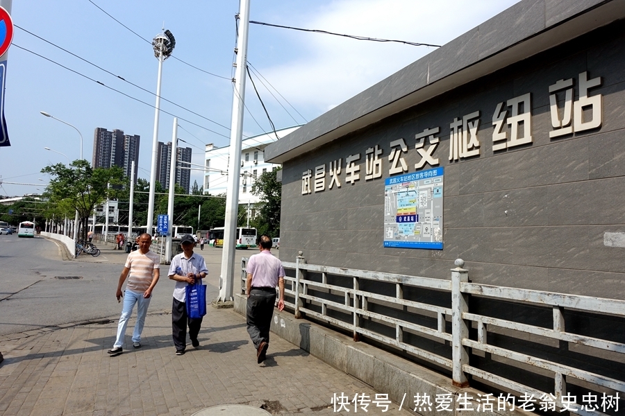 武昌火车站地铁出口路标指错路乘客多走冤枉路