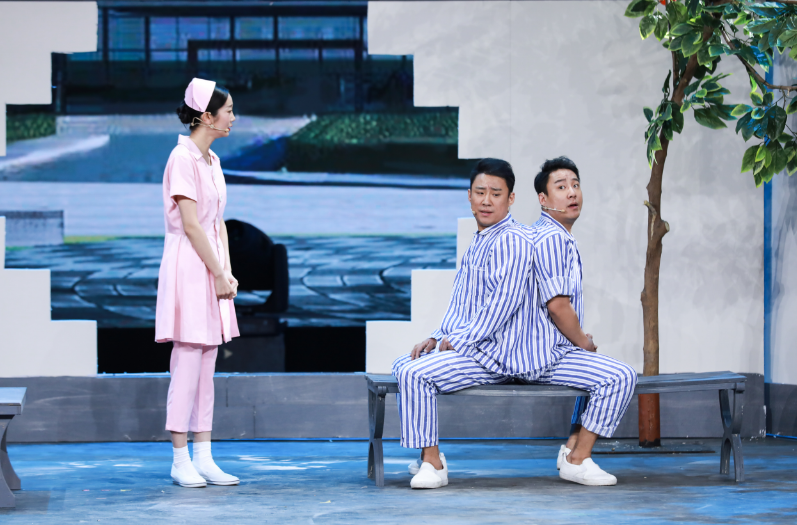 《欢乐喜剧人》迎决战之夜 贾冰致敬芳华郭麒