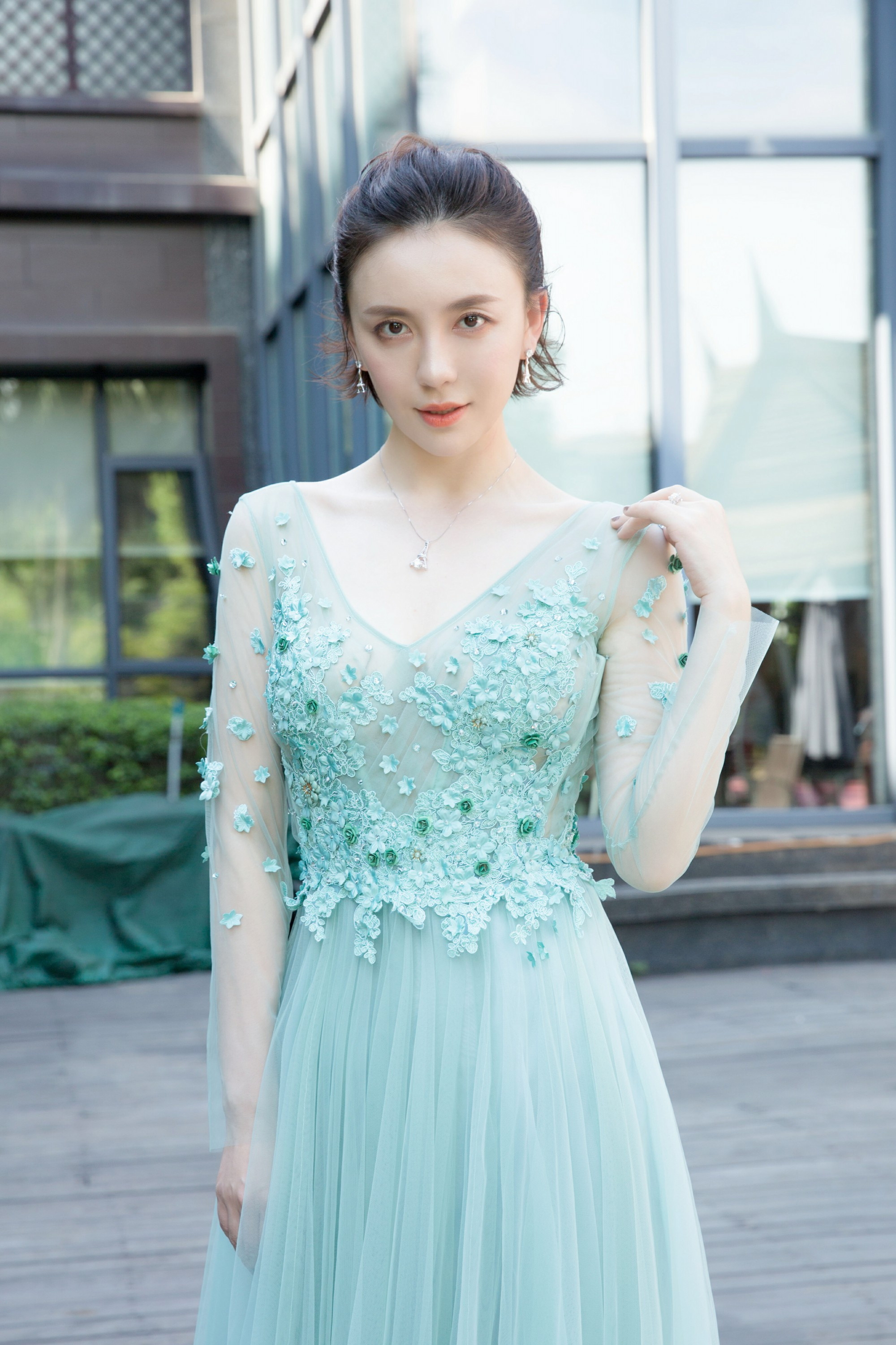 美到我了！吕佳容水心礼服大片 一抹淡绿仙气盎然