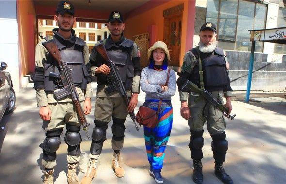 中国女孩去巴基斯坦旅游,持枪大兵全程保护,买