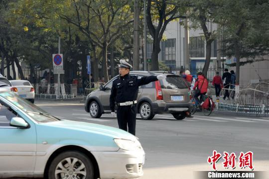 【转】北京时间 男子横穿马路不听劝 竟恼羞成怒掌掴交警 - 妙康居士 - 妙康居士~晴樵雪读的博客 【转】北京时间 男子横穿马路不听劝 竟恼羞成怒掌掴交警 - 妙康居士 - 妙康居士~晴樵雪读的博客