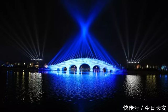 城魔了!西安昆明池鹊桥灯光秀,美炸天