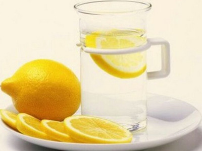 夏天养生喝柠檬水, 用多少度的水泡才最合适?