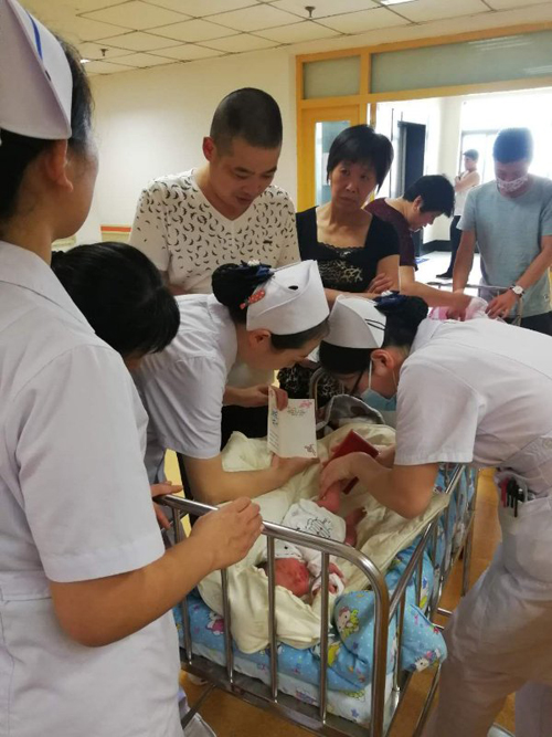 安徽省妇幼保健院东区为新生儿发放\"六一\"儿童节日礼物