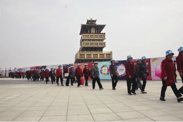 长安区百名老人喜看大西安发展