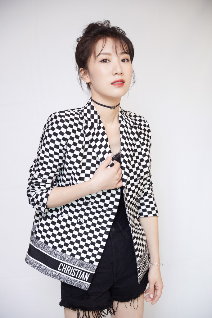 李念秋日写真曝光   黑白格style尽显洒脱帅气