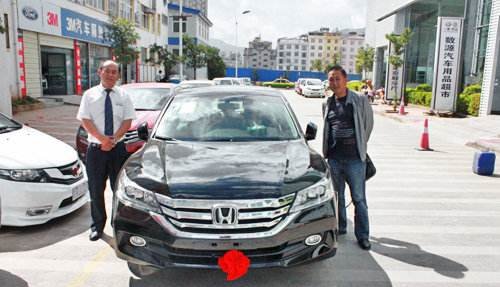 年薪50万的人,为何不开买宝马奔驰,反而买十几