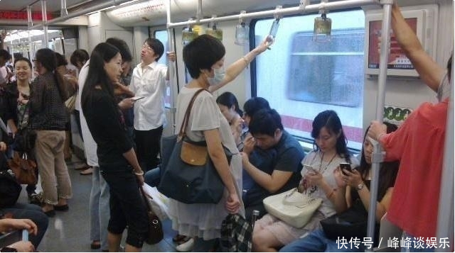 地铁遇见高颜值小姐姐, 嘟嘴卖萌引人注目, 网友: 一眼误终身 钱柜客户端下载