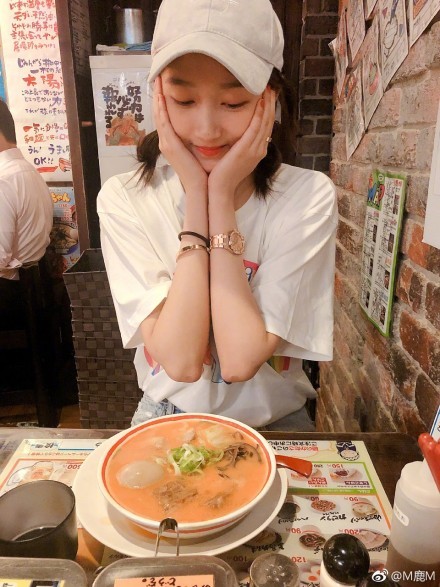 力破分手传闻!鹿晗为关晓彤庆生,晒女友捂脸照