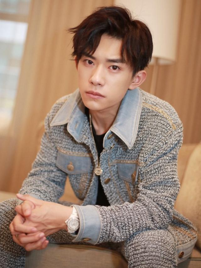 易烊千玺、王源都火到美国去了,队长王俊凯却