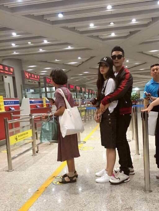 机场最腻歪夫妻黄晓明夫妇,给粉丝签名都要黏