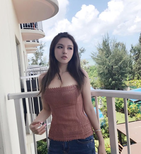 近日,罗志祥女友周扬青在微博晒出一组穿抹胸的性感美照,并发文:"这