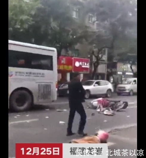 福建龙岩公交车被歹徒持刀劫持,撞伤多人,视频