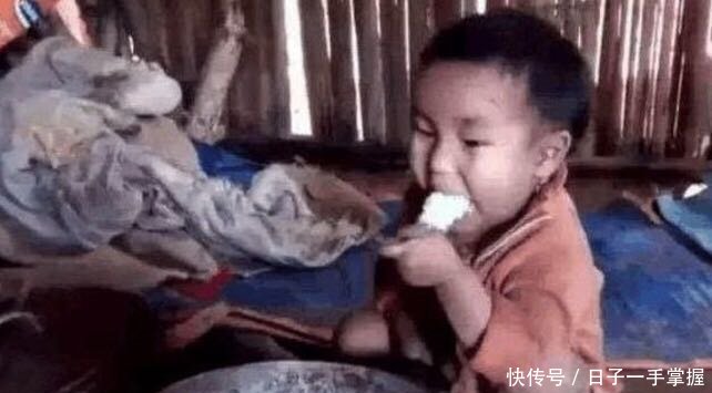 3岁宝宝住在大山里,一天三顿,自己煮白米饭吃