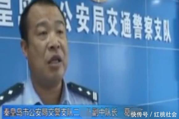 女子驾车未带驾照, 交警扣车遭副驾驶推搡, 官方