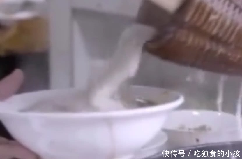 谢霆锋带着张靓颖去吃酸辣粉,并给老外流利的