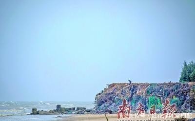 吴川海边垃圾堆成山,形成近一公里垃圾带
