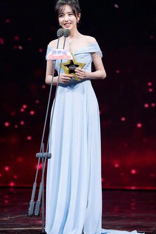 国剧盛典:佟丽娅水蓝色的礼服美若天仙,高贵美