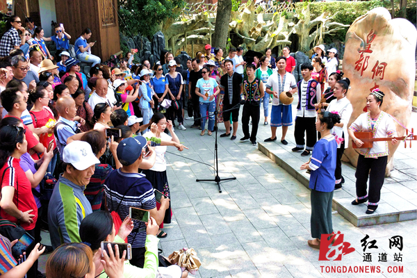 文化与自然遗产日:千余名游客侗寨品\"非遗\"