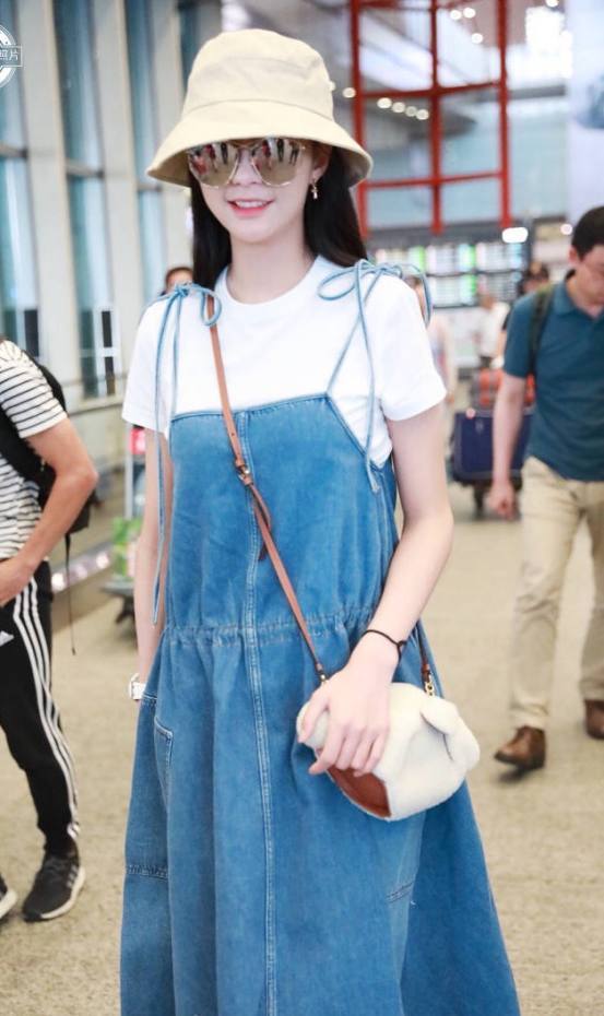 沈梦辰又嫩了!一条蓝色背带裙穿出18岁少女感