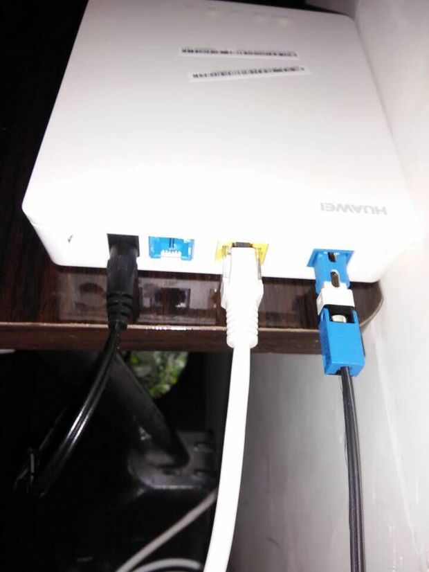 另一根网线用来连接腾达n300路由器上的任意一个lan