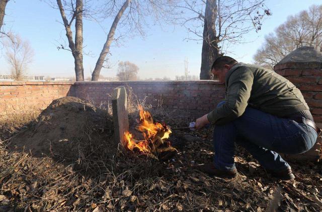 周公解梦,梦见与父亲在坟墓上烧火的深层寓意与心理解析 周公解梦,梦见与父亲在坟墓上烧火的深层寓意与心理解析